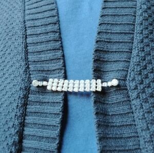 Sweater/Cardigan Tack Rhinestone Silver Tone